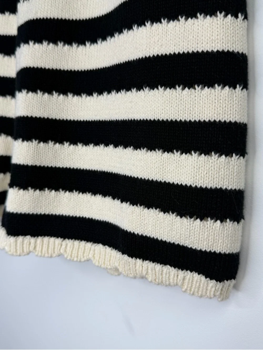 ALTAR’D STATE Scalloped Hem Striped Knit Sweater Shorts Ivory & Black Size XL - Picture 4 of 7